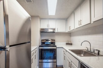 Grove at Temple Terrace in Tampa, FL - Foto de edificio - Building Photo