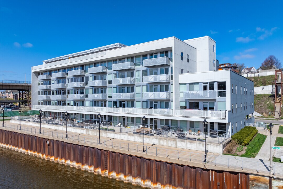 Edge Condominiums in Milwaukee, WI - Building Photo