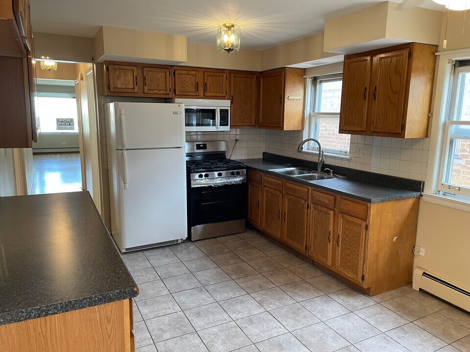 2318 N 72nd Ct, Unit 2 in Elmwood Park, IL - Foto de edificio