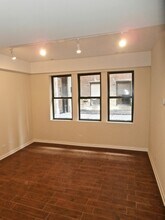 4751 N Troy St, Unit Gdn #E in Chicago, IL - Foto de edificio - Building Photo