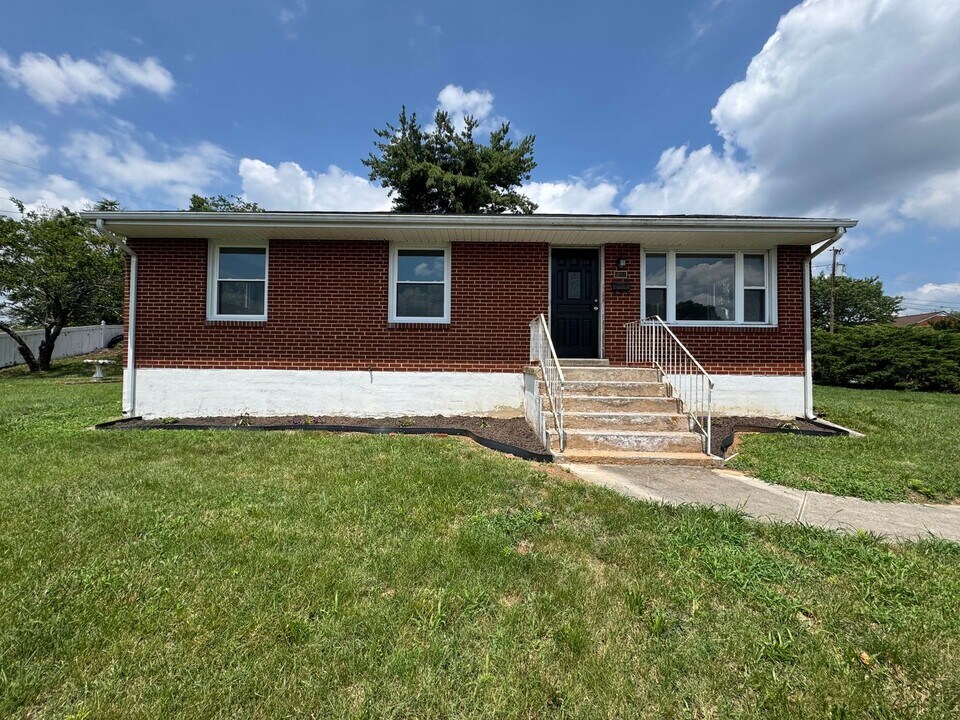 2305 Sherman Dr NW in Roanoke, VA - Building Photo
