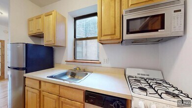 814 10th Ave in New York, NY - Building Photo - Building Photo