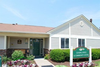 Colonial Village Apartments in Clarksville, IN - Building Photo - Building Photo
