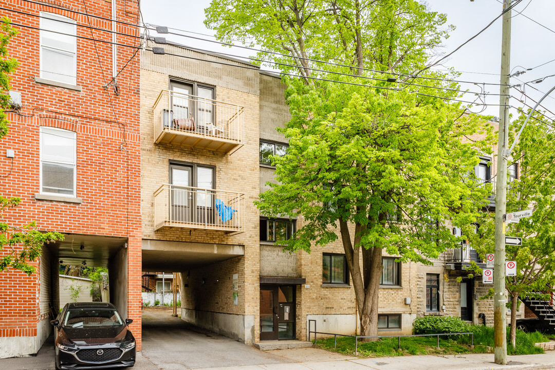 325 Saint-Philippe Rue in Montréal, QC - Building Photo