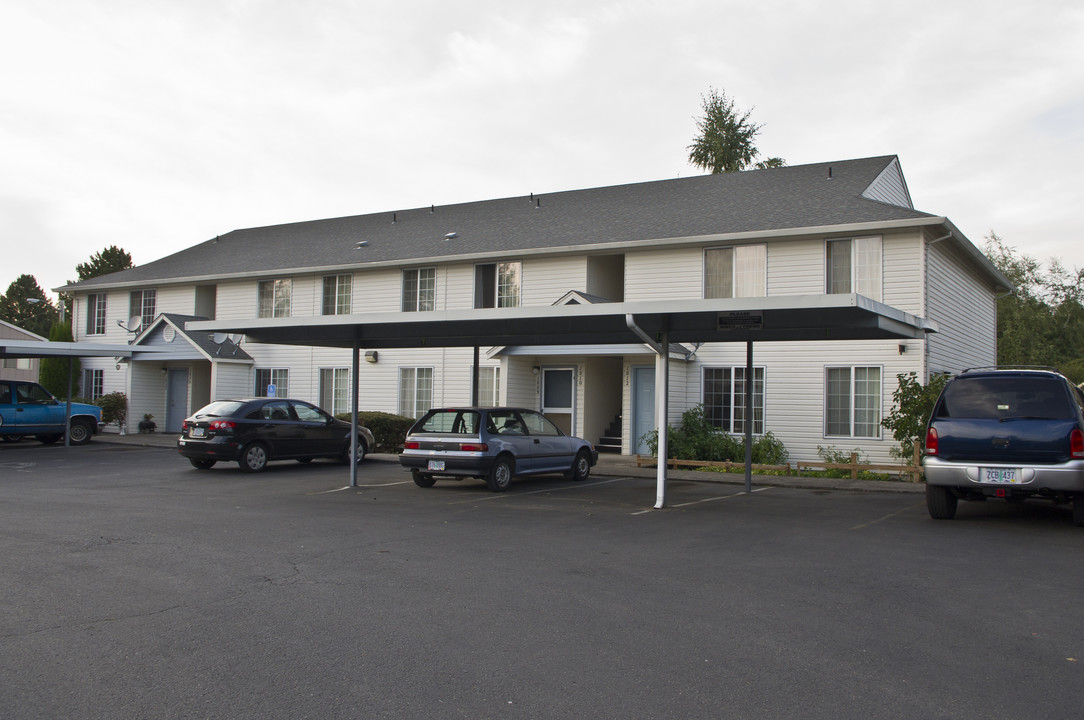 1005 Bryan Ct in Silverton, OR - Building Photo