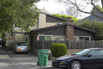 2047 Buena Vista Ave in Alameda, CA - Foto de edificio - Building Photo