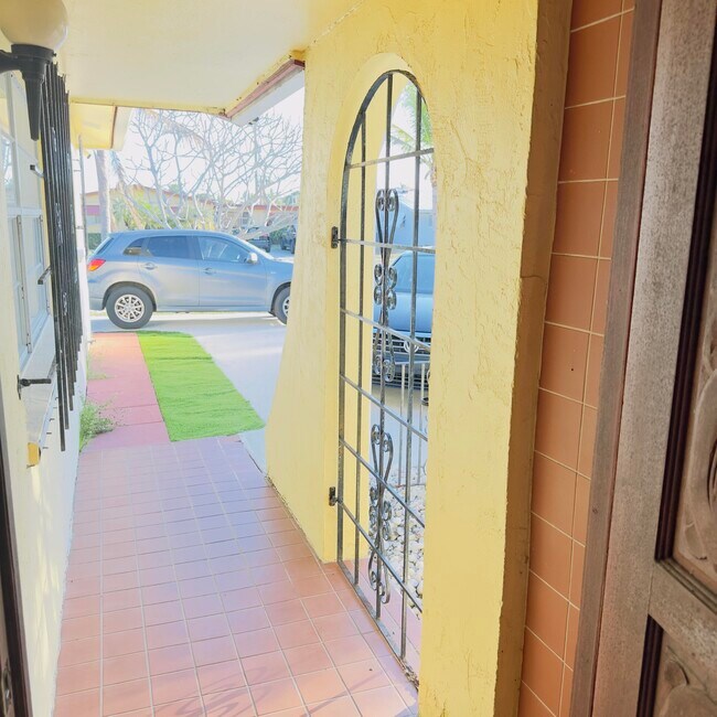 416 San Mateo Dr in Palm Springs, FL - Building Photo - Building Photo