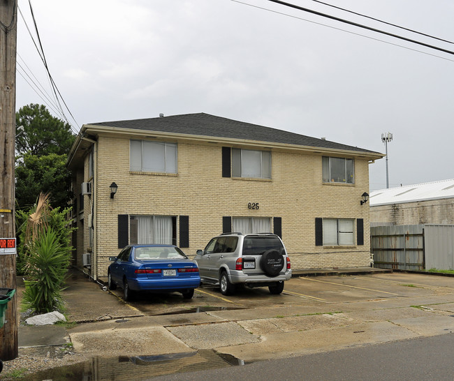 625 Papworth Ave in Metairie, LA - Building Photo - Building Photo