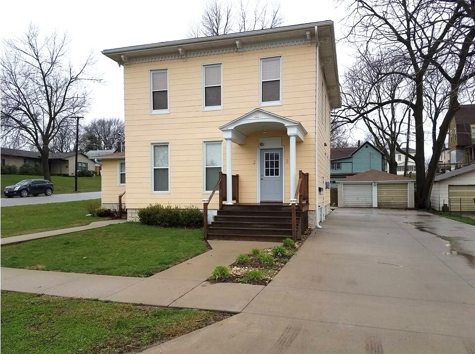 329 S Marshall St in Burlington, IA - Building Photo