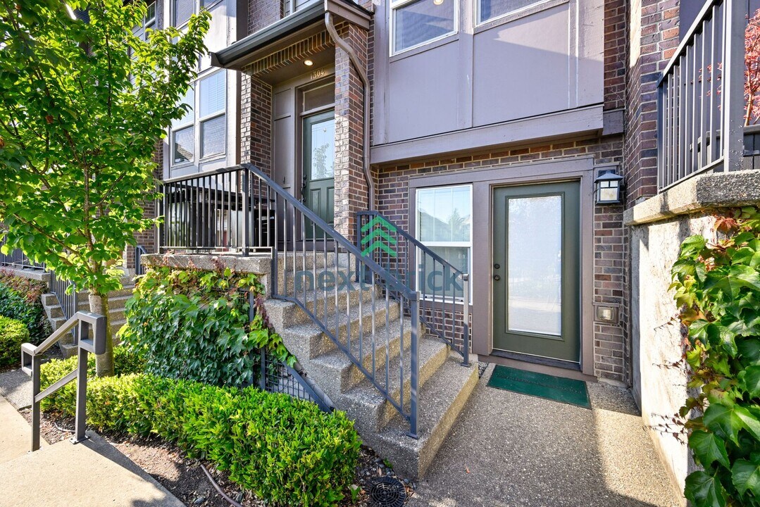 1304 Williamsburg Walk NE in Issaquah, WA - Building Photo