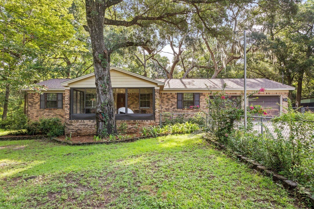 204 Eastern St in Freeport, FL - Building Photo