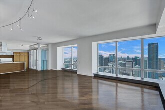 1425 Brickell Ave, Unit # 62E in Miami, FL - Building Photo - Building Photo