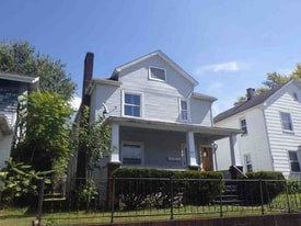 647 Spruce Ave in Sharon, PA - Building Photo