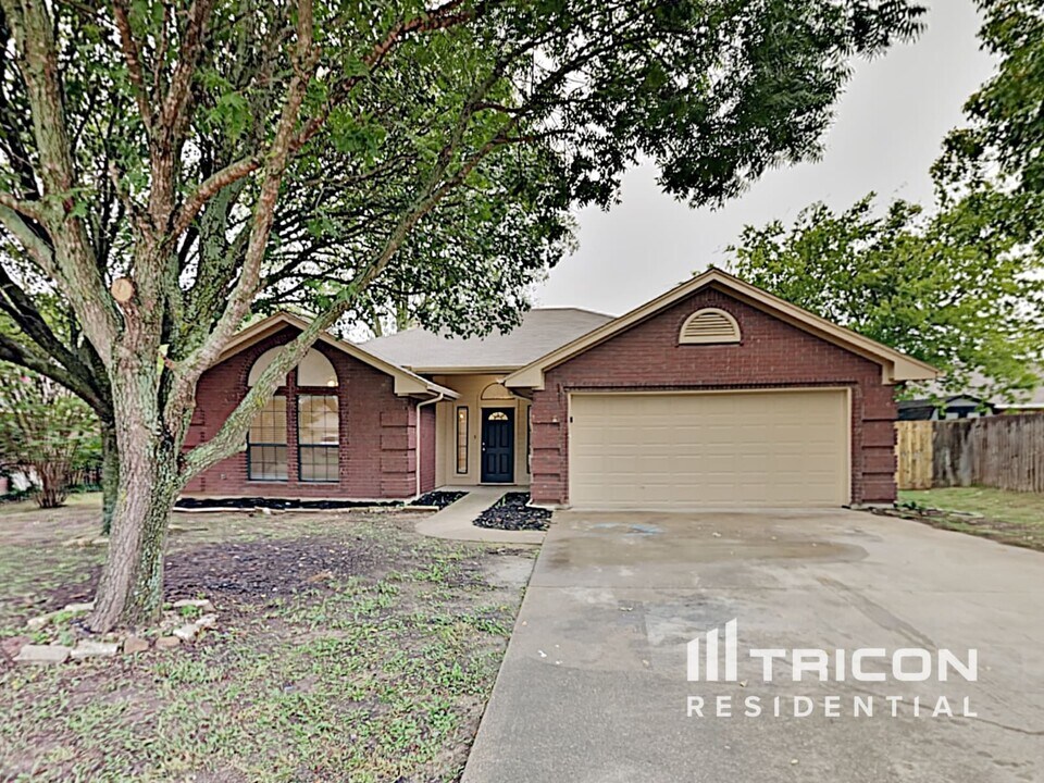 603 Dakota Dr in Joshua, TX - Building Photo