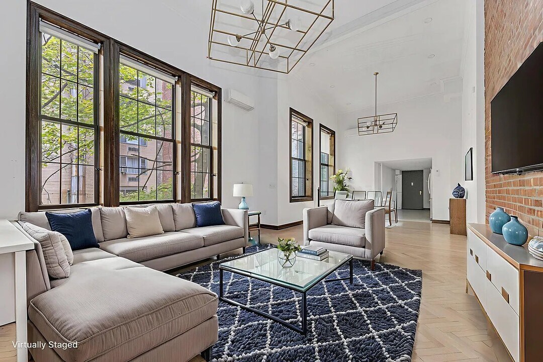 121 E 37th St in New York, NY - Building Photo