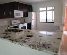 227 Lakeview Dr, Unit 104 in Weston, FL - Building Photo - Building Photo