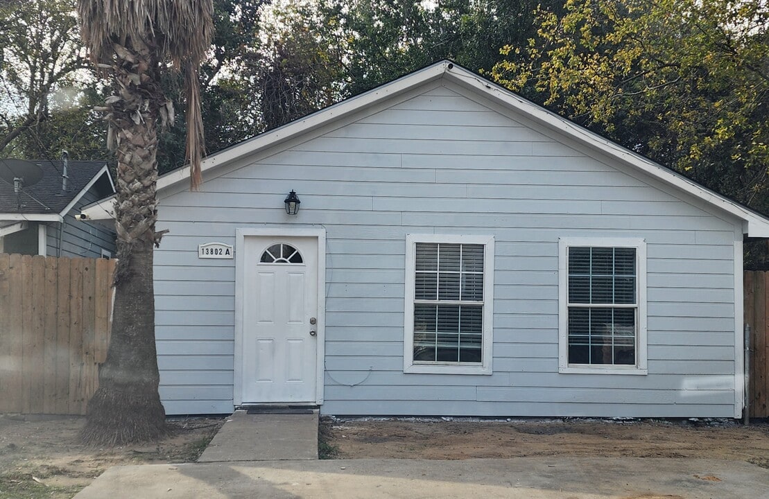 13802 Hooper Rd in Houston, TX - Foto de edificio