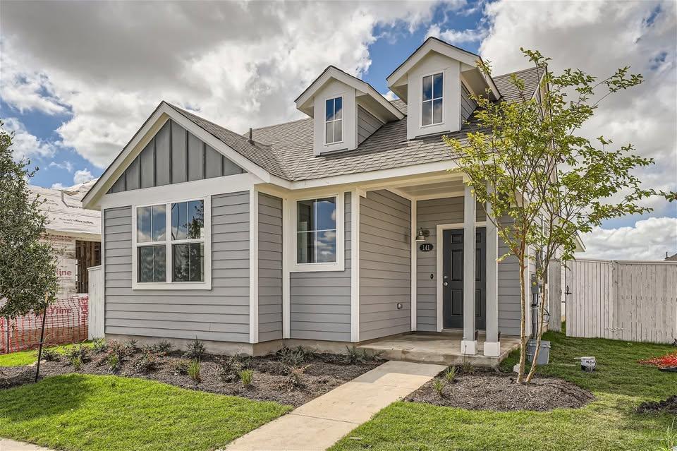 141 Bluestem Dr in Elgin, TX - Building Photo