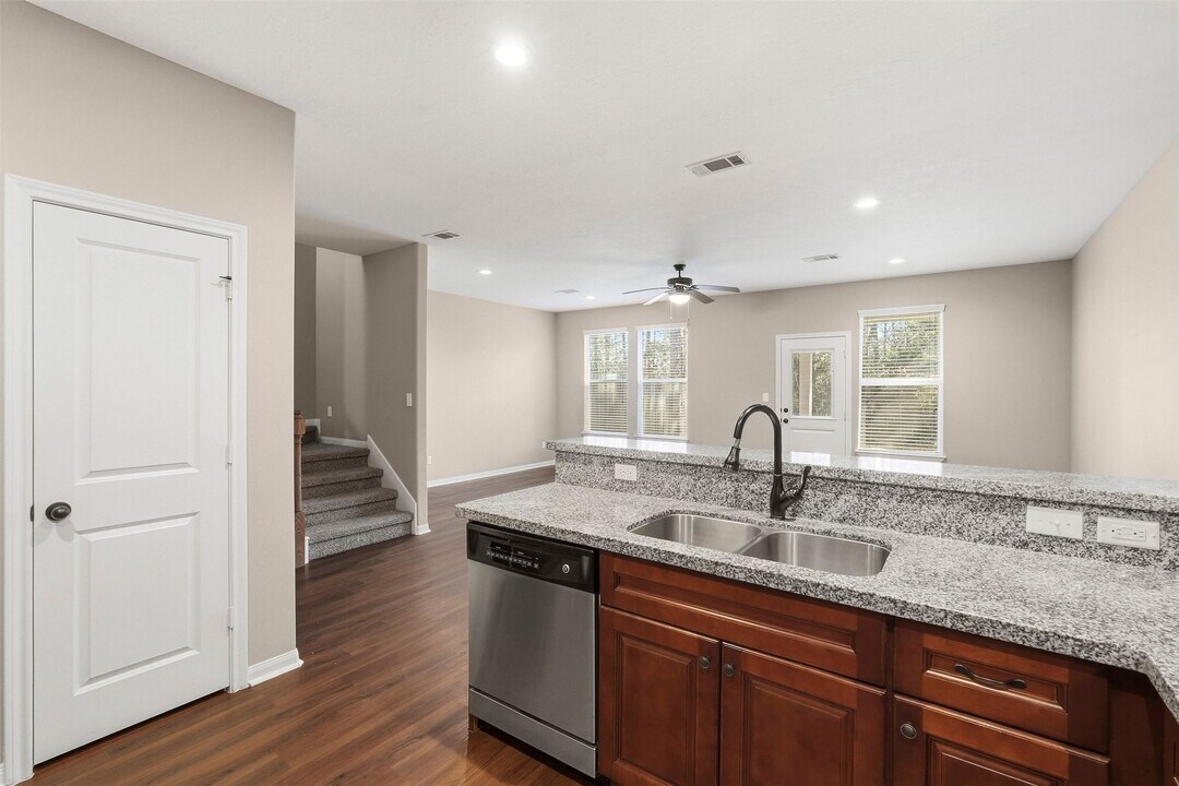 112 Artesian Way in Roman Forest, TX - Building Photo