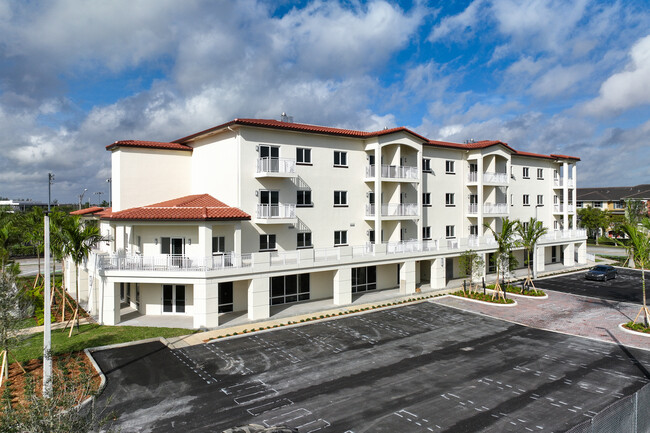 Grand at Doral in Doral, FL - Building Photo - Building Photo