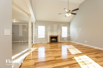 1270 Chapmans Retreat Dr in Spring Hill, TN - Foto de edificio - Building Photo