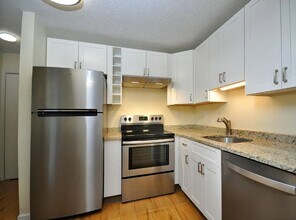 1700 Farmington Ave, Unit B in Unionville, CT - Foto de edificio - Building Photo