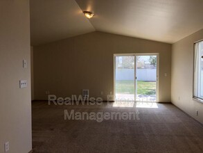 1748 SW Kalama Ave in Redmond, OR - Foto de edificio - Building Photo