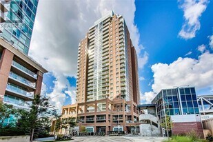 125 Western Battery Rd in Toronto, ON - Building Photo