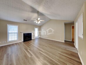 7102 Independence Dr in Flowery Branch, GA - Foto de edificio - Building Photo