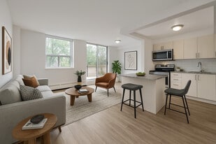Melvin Apartments in Hamilton, ON - Building Photo