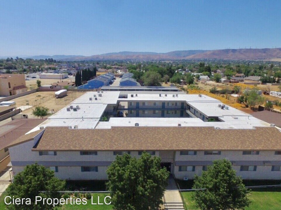 5036 W Ave L8 in Quartz Hill, CA - Building Photo