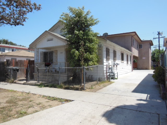 812 W Century Blvd in Los Angeles, CA - Building Photo