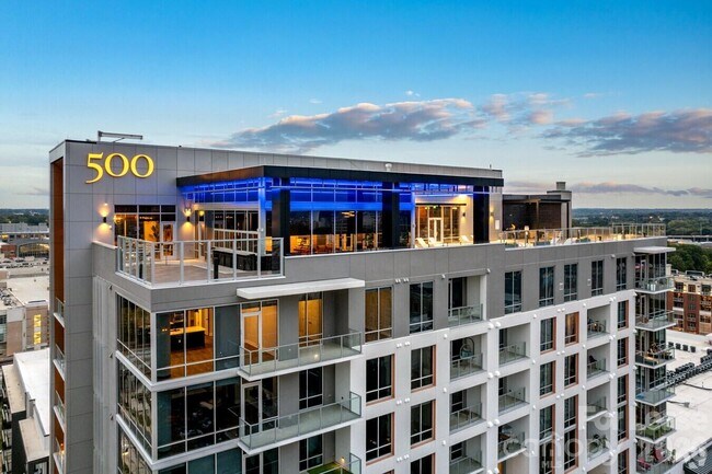 500 W Trade St in Charlotte, NC - Building Photo - Building Photo