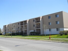 15 Mandalay Drive in Winnipeg, MB - Building Photo