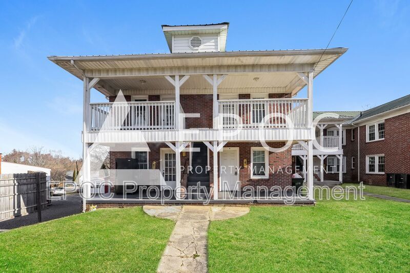 1007 S Main St in Mount Airy, NC - Building Photo