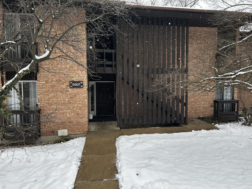 5507 Lakeside Dr in Lisle, IL - Building Photo