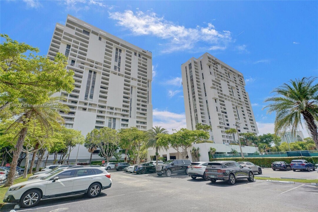 20225 NE 34th Ct in Miami, FL - Building Photo