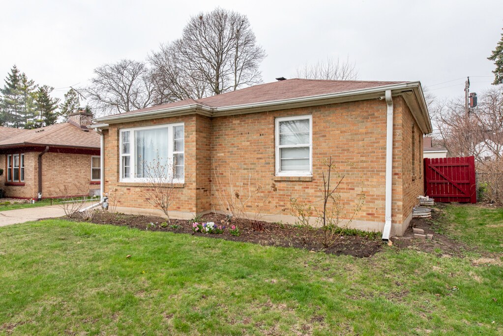342 N Lewis Ave in Waukegan, IL - Building Photo