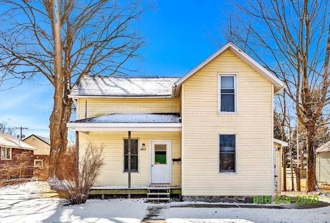 110 W Elm St in Fremont, MI - Building Photo - Building Photo
