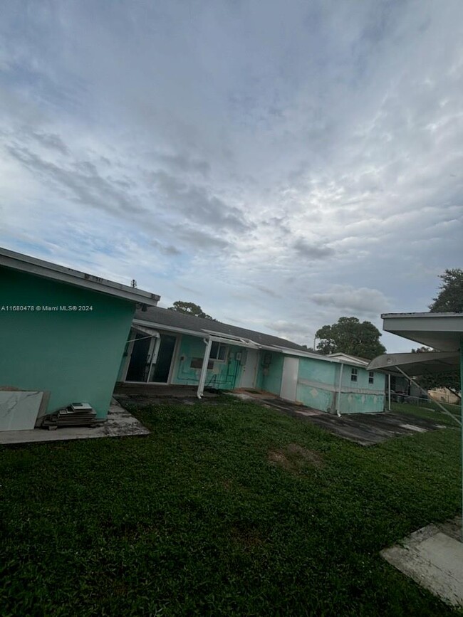 3830 NW 210th Terrace in Miami Gardens, FL - Foto de edificio - Building Photo