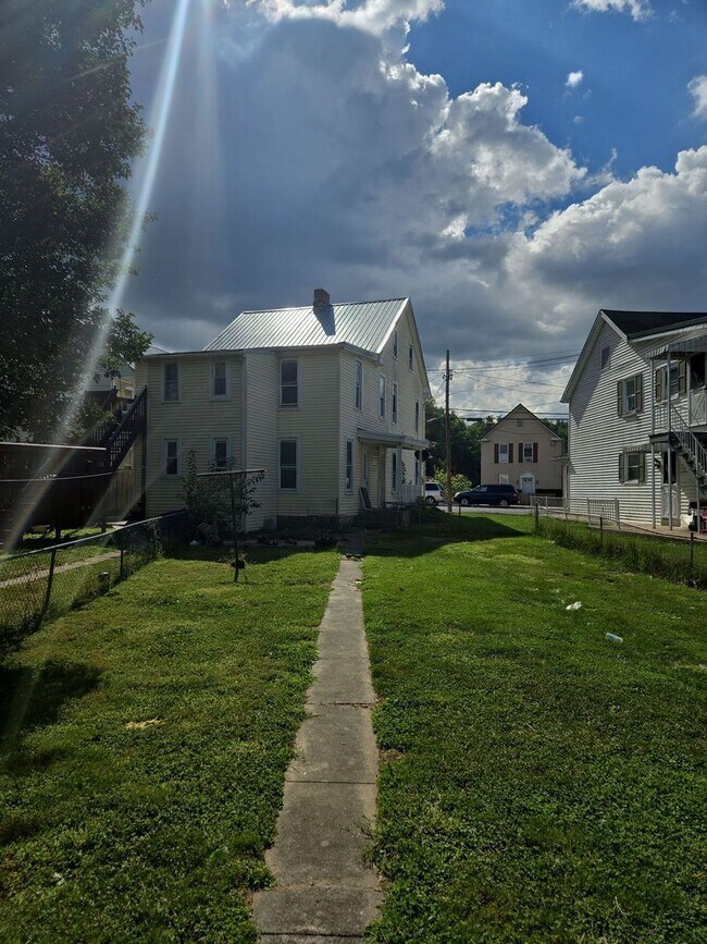 709 Broad St in Chambersburg, PA - Building Photo - Building Photo