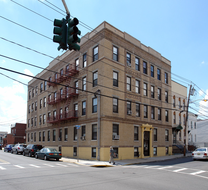 201 59th St in West New York, NJ - Building Photo