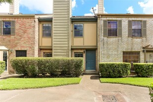 9901 Sharpcrest St in Houston, TX - Building Photo