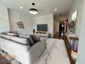 5008 W Henderson St, Unit 2 in Chicago, IL - Building Photo - Building Photo