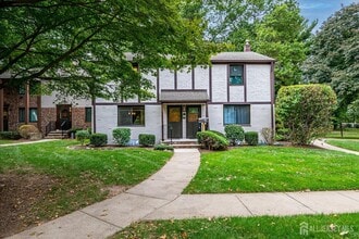 32 Kate Ln in Metuchen, NJ - Building Photo - Building Photo