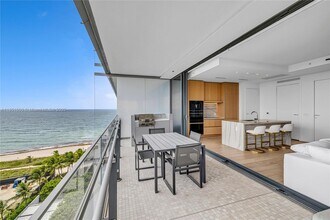 8701 Collins Ave, Unit 1003 in Surfside, FL - Foto de edificio - Building Photo