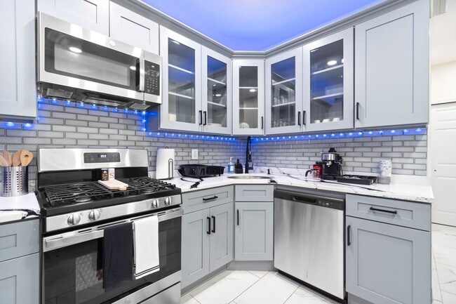 92 Stuyvesant Ave in Jersey City, NJ - Building Photo - Building Photo