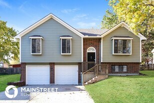 404 SE Bristol Dr in Lee's Summit, MO - Building Photo