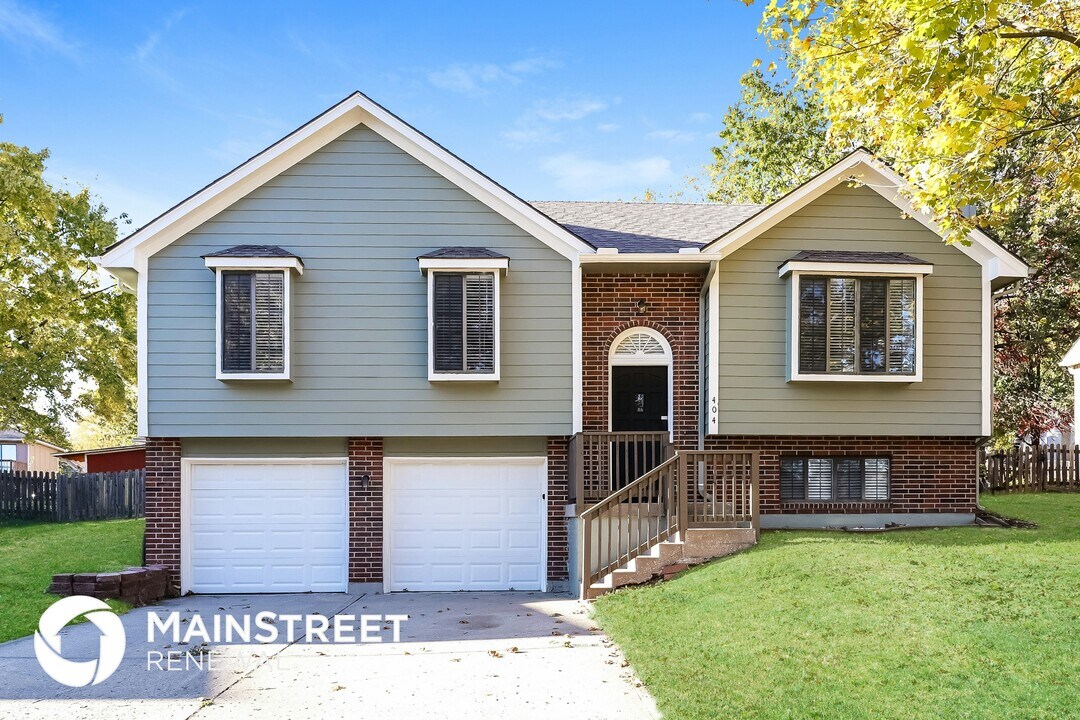 404 SE Bristol Dr in Lee's Summit, MO - Foto de edificio