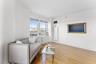 591 Beacon St, Unit 1005 in Boston, MA - Building Photo - Building Photo